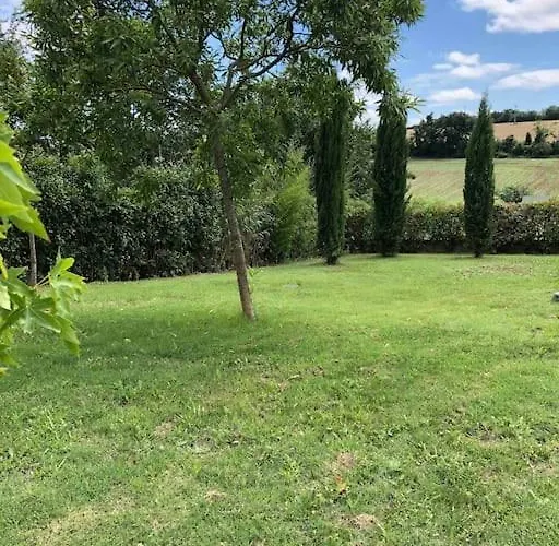 Suite indépendante au cœur d’un jardin arboré.