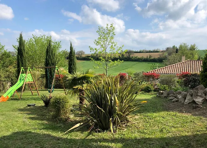 Suite indépendante au cœur d’un jardin arboré.